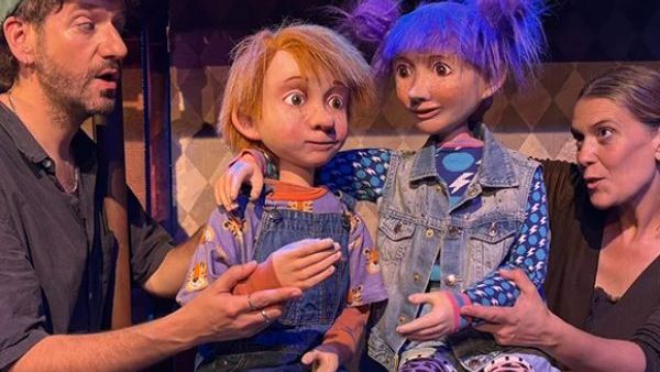 La Romancera Teatre estrena en el SAT! ‘La família que va vèncer la por’, un musical familiar de títeres sobre la amenaza de los fondos buitre