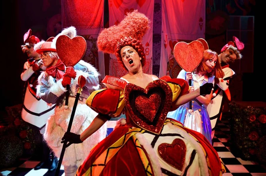 Alicia en el musical de las maravillas (2019)