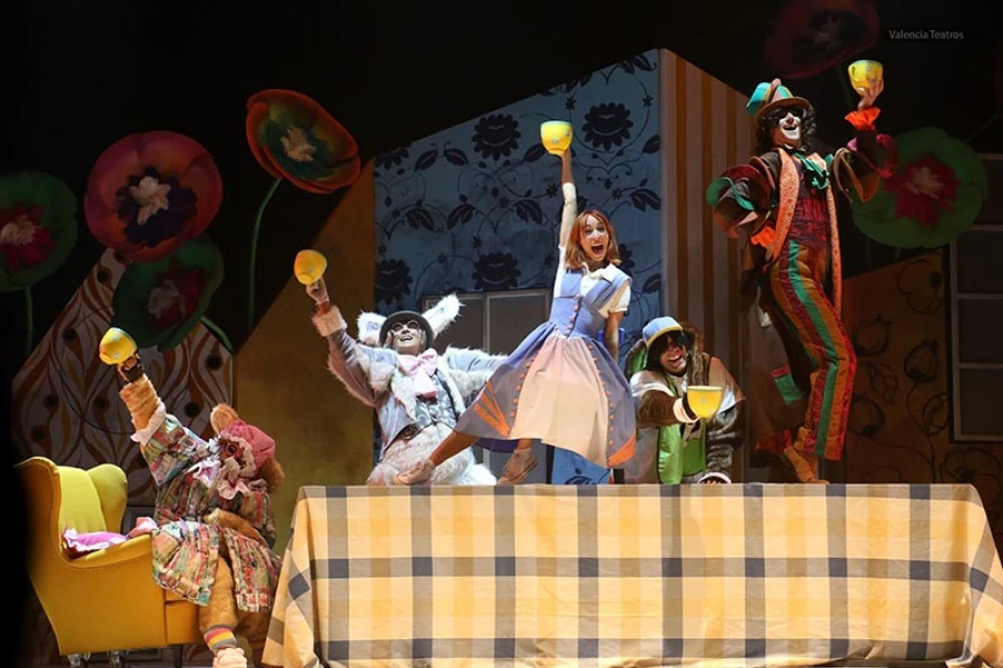 Alicia en el musical de las maravillas (2019)