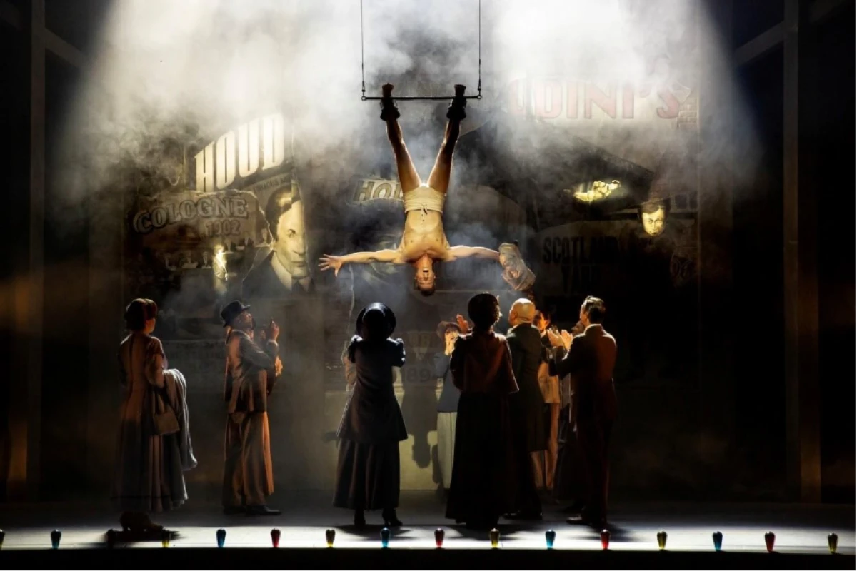 Houdini, un musical mágico celebra 100 funciones de éxito en Madrid antes de su salto a Broadway